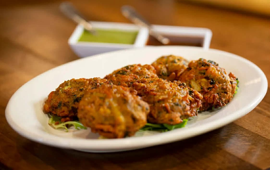 Crispy fritters made with mixed vegetables and chickpea flour, served with mint and tamarind chutney.